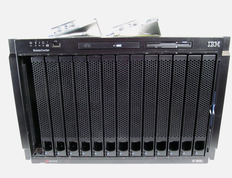 IBM 8677-3XU Bladecenter E chassis, 2 x 2000W p/s, 1 x Management Module
