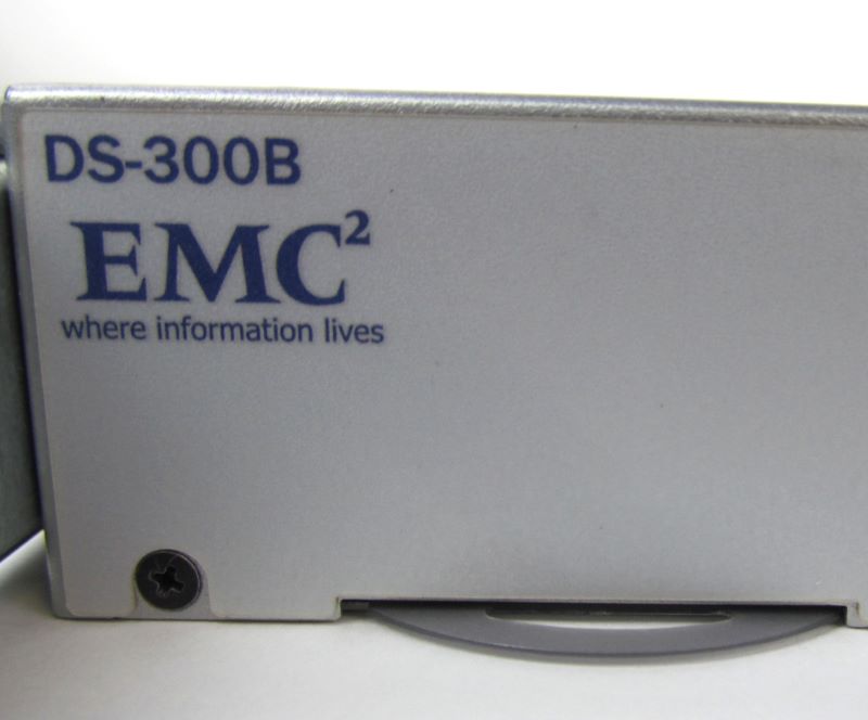 EMC 100-652-065 DS-300B 24-Port 8Gb Fibre Channel 8 Active Ports with SFP