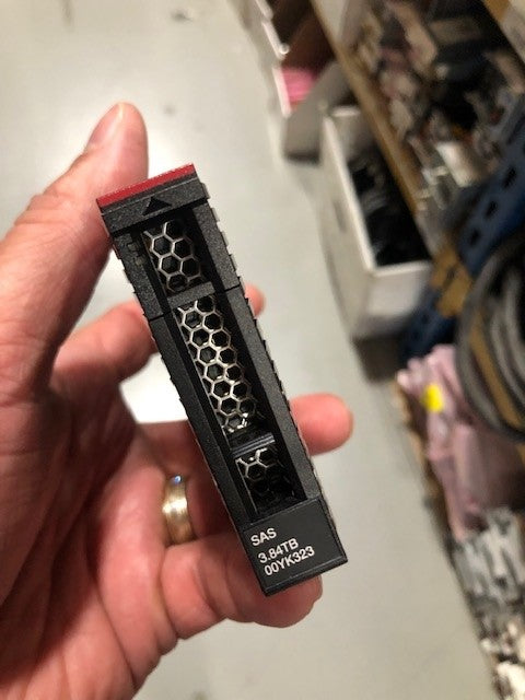 LENOVO 00YK323 3.84TB PM1633A 12GB 2.5' HS SAS SSD