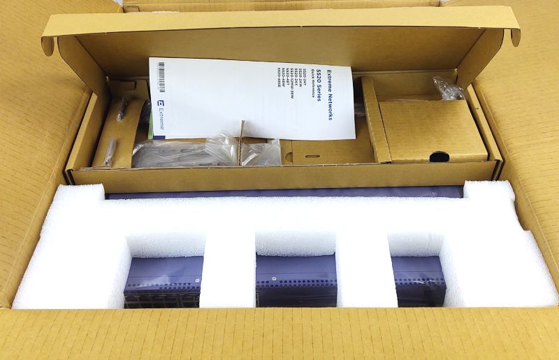 Extreme 5520-24W 24port 10/100/1000BASE-T PoE 2x QSFP28